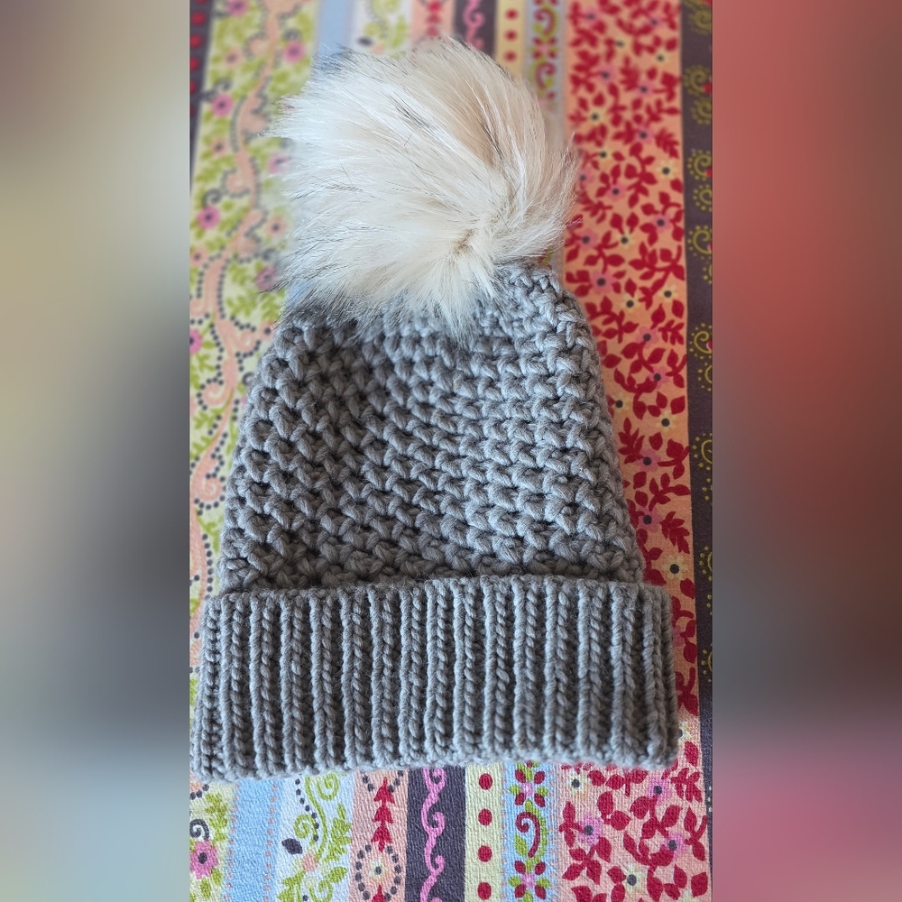 Stylish Gray Knit Beanie with Fluffy Pom-Pom